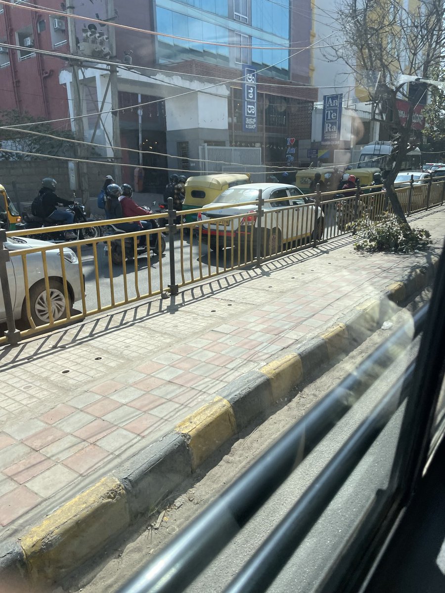 NiruOzoneniru's tweet photo. @GBAChiefComm @MALimbavali all the GBA workers🙏 keeping Bengaluru Bellandur footpath clean happy to see morning drive for office city clean to the better thank you https://t.co/C9KPRbmgF5