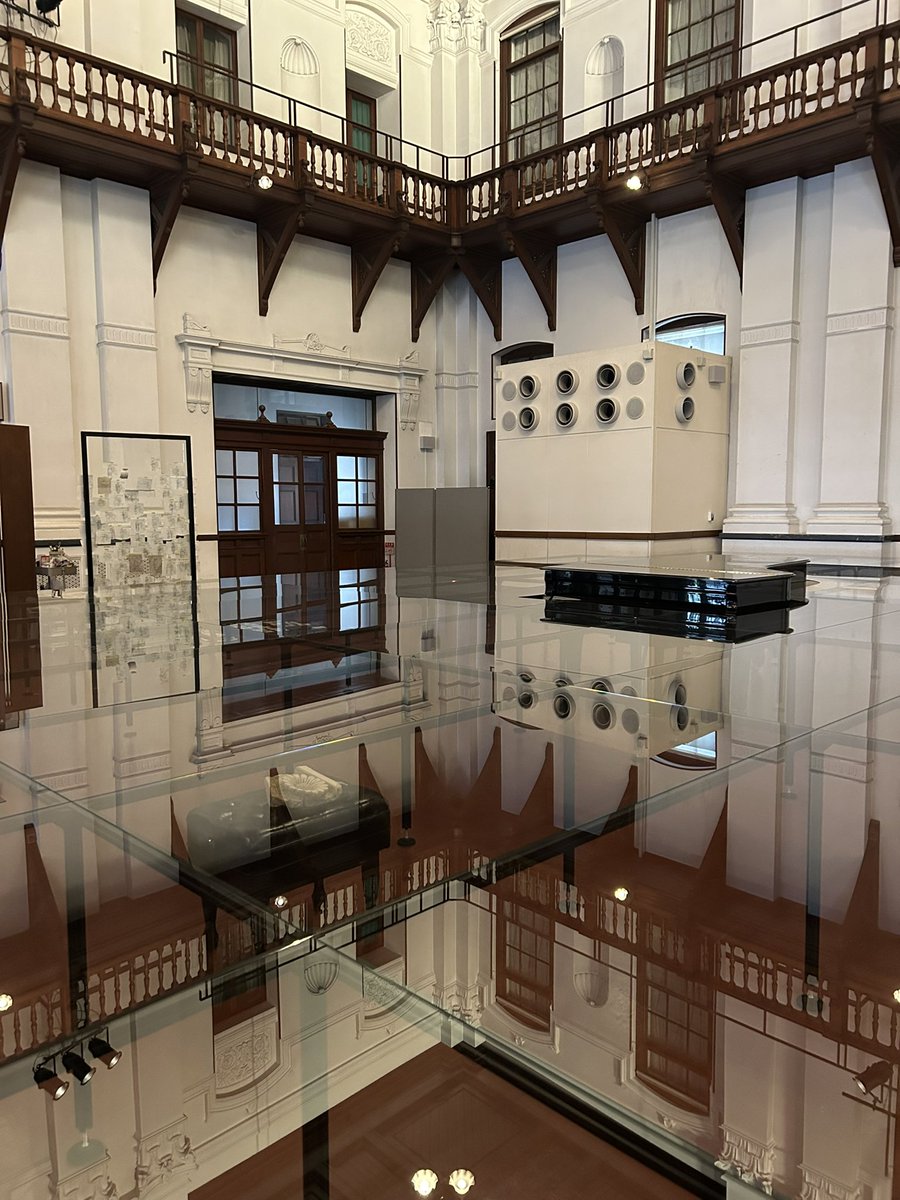 atelierLIB's tweet image. 京都文化博物館の展示。アクリル板の水溜り。水が満ちると詩情と悪夢がニ焦点レンズになる。救出できない水没しかけたグランドピアノ

粉雪チラチラ、イノダでコーヒー&amp;amp;ラムロック（レモンパイと悩む）コーヒーは砂糖とクリームは別添え派

雪の日のヒヤシンス