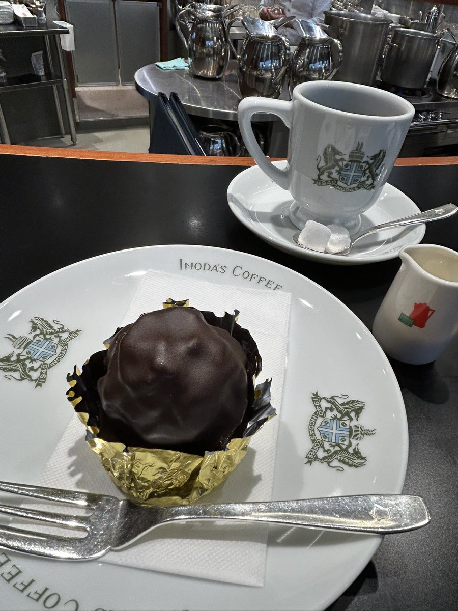 atelierLIB's tweet image. 京都文化博物館の展示。アクリル板の水溜り。水が満ちると詩情と悪夢がニ焦点レンズになる。救出できない水没しかけたグランドピアノ

粉雪チラチラ、イノダでコーヒー&amp;amp;ラムロック（レモンパイと悩む）コーヒーは砂糖とクリームは別添え派

雪の日のヒヤシンス