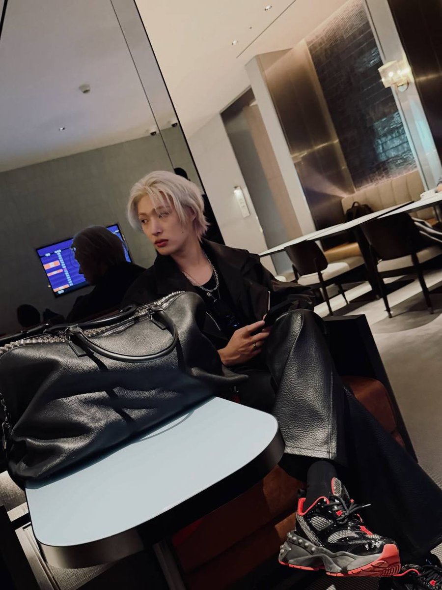 по каким таким делам этот стильный парень направился?🤔