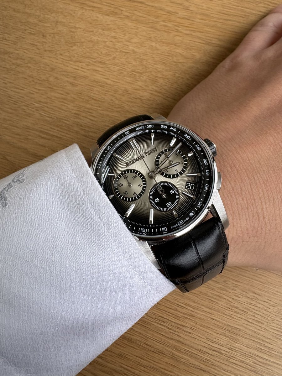 fuwafuwa_omochi's tweet image. 元旦以来の時計写真。ちょっと不眠症が悪化してて心に余裕が無い感じ。。。

現物としてダイヤモンド運用て難しいのかな。G、Pもまだまだって意見あるけど買い増しするなら15%は落ちないと手出ししたくないし…大人しくCなのかな…。

ぼんやりそんなことを思いつつ今日も飲みに出る。

#code1159