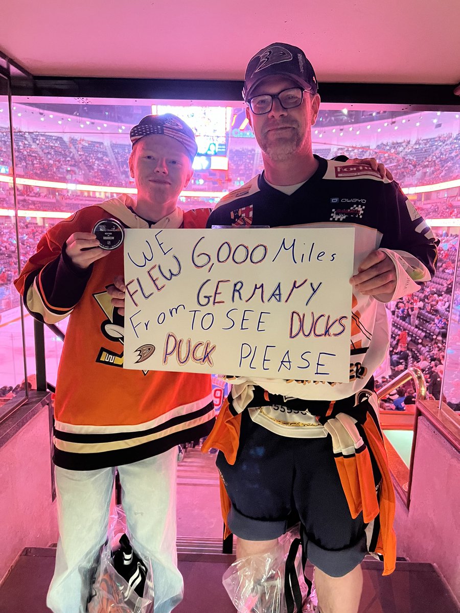 ☀️Christine B🦆🏒 tweet media