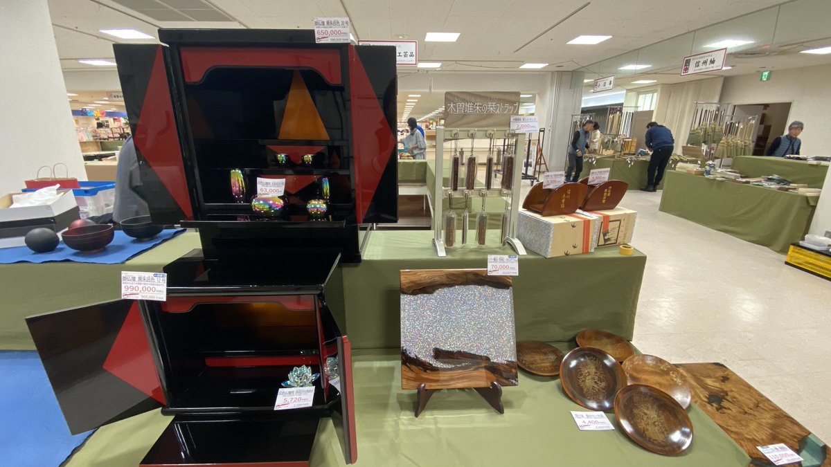 HARU_mumbo's tweet photo. 1/21〜1/26までアイシティ21様3階催事場にて、長野県伝統工芸品展があります😊
当社は新製品の「アクリルに漆を塗った」本の栞になるストラップを、ここから販売開始いたします🙏 https://t.co/rzajjVfInA