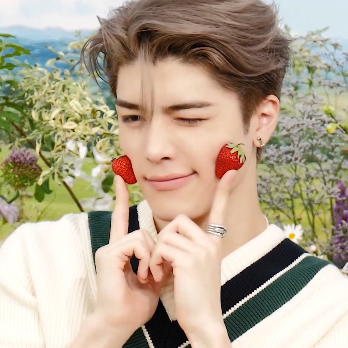 2MAK17OVE's tweet image. 얼굴 말안돼