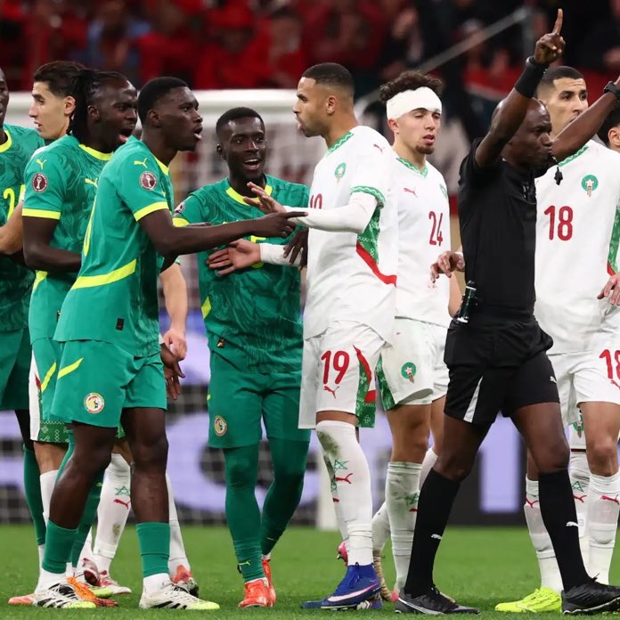 _90TM's tweet photo. 🚨 : قد يمنع الاتحاد الدولي لكرة القدم (فيفا) منتخب السنغال من المشاركة في كأس العالم بعد انسحابه من أرض الملعب خلال نهائي كأس الأمم الأفريقية! https://t.co/ilrHfcyH4o