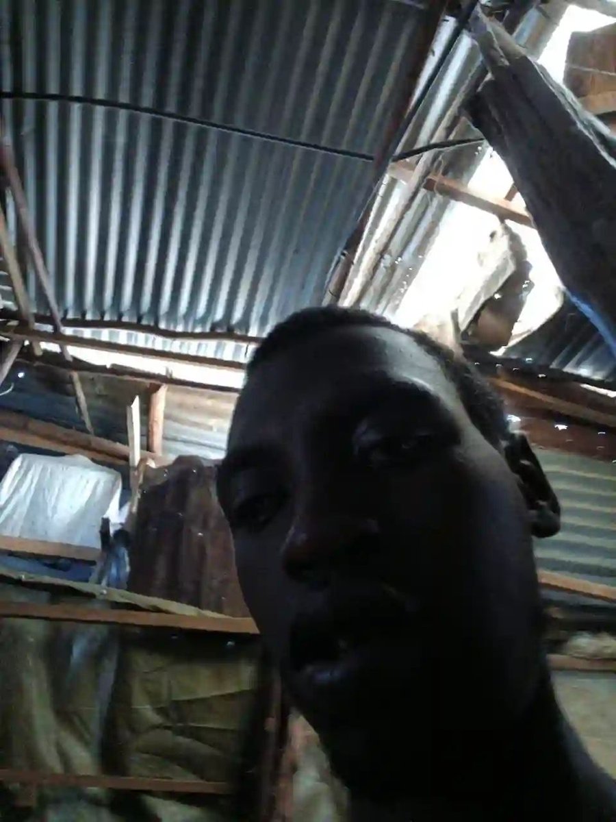 Ndio hawa wezi wa simu wakiwa kwa nduthi, the good thing simu inatuma photos zake, amechukua simu hapo githurai