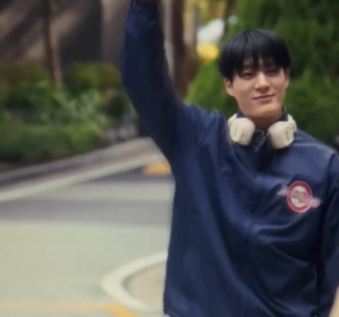 กุว่าอูจินมันไม่ได้มีความสุขเพราะโยน strike ได้หรอก น่าจะเพราะได้ไปส่งน้องแทฮีที่บ้านมากกว่า ปากบ่นว่าบ้านไกลแต่ปั่นจักรยานมาส่งแล้วตัวเองเดินกลับ กุให้นะ หน้าตาฮีดูมีความสุขมากกว่าตอนโยน strike ได้อีกมึง 55555555555555555555555555555