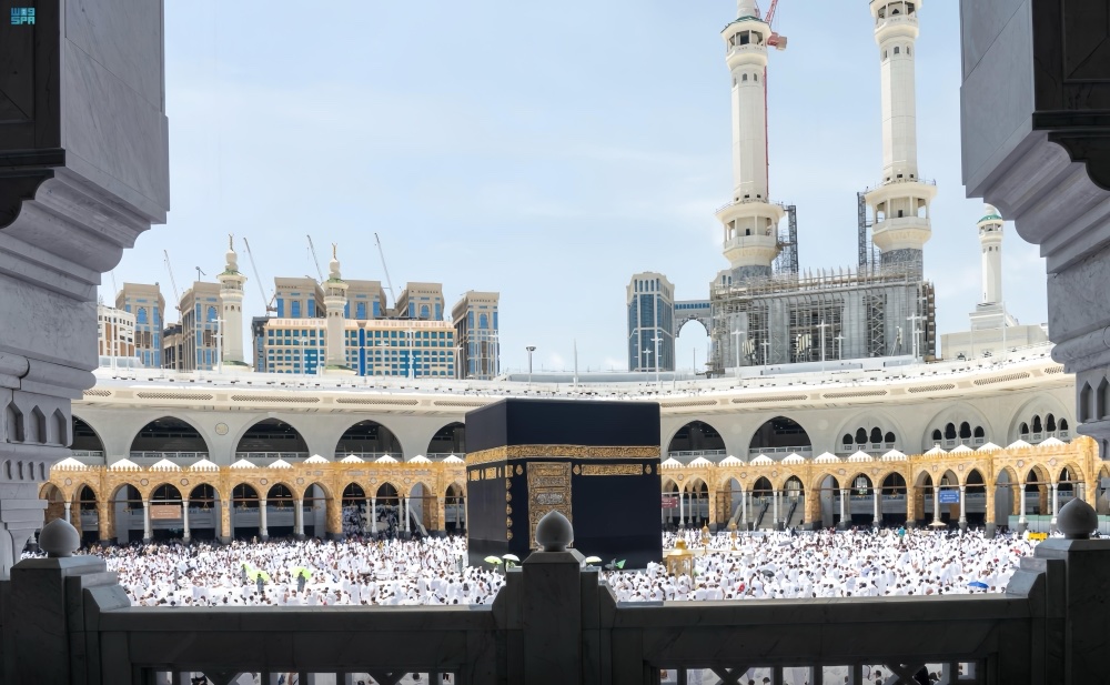 الحج والعمرة: الالتزام بإرشادات الطواف والسعي يضمن أداء المناسك بطمأنينة. الالتزام بتعليمات الوزارة عند كثافة الحشود. الاستجابة لتوجيهات رجال الأمن فورًا. عدم مزاحمة الآخرين والالتزام بالمسارات المحددة. عدم تجاوز الحواجز البلاستيكية لضمان السلامة 