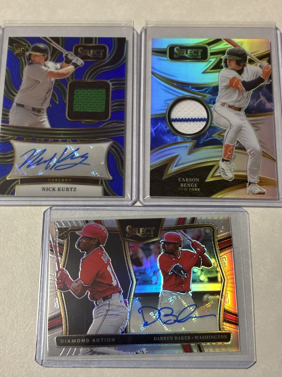 stereo86351's tweet image. 2025 Panini Select 開封しました！

Nick Kurtz Patch Auto /35 Blue Prizm
Darren Baker Auto
Carson Benge Patch

ニックカーツのパッチオート😆
Donrussでもオート引けたのでPanini製品のほうが相性いいかも😙
裏面はほぼ傷有カードばかりでしたが表面のデザインは👍