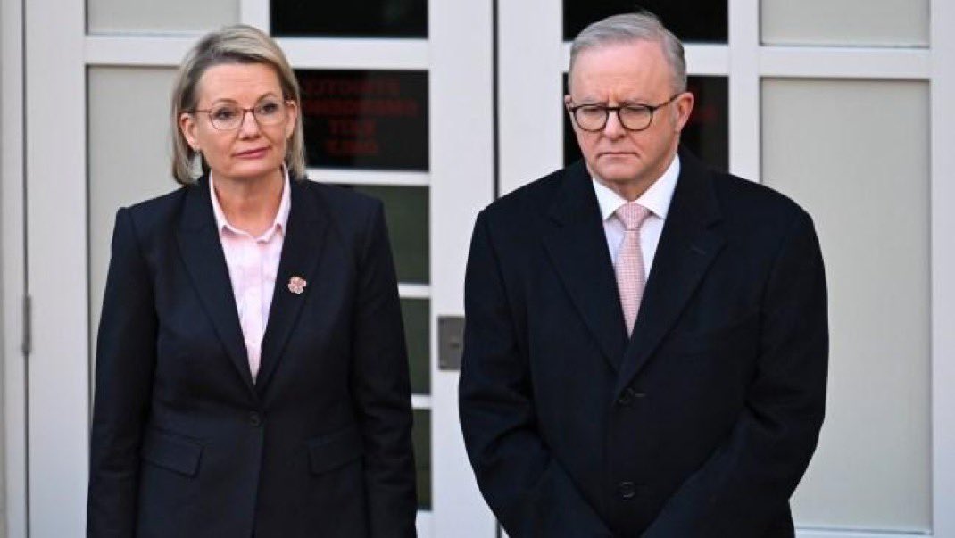 Hey @Grok,

Remove the politicians from this photo that are a Threat to Freedom of Speech to Australians.