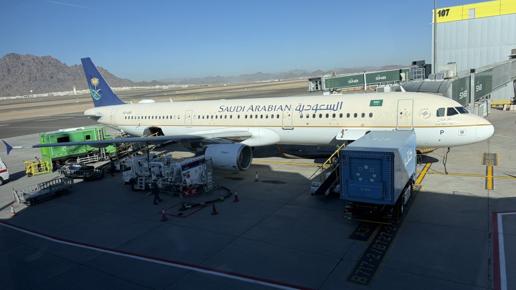 رحلات الصباح
شمس دافئة
ونعمة وطن فسيح وعظيم
السفر في الصباح وعدٌ بالبدايات
وخطوة خفيفة نحو الأفق
حيث يصفو القلب
وتبتسم الطرق
وتحكي المدن حكاياتها بهدوء
فنعود أكثر امتنانًا
وأقرب للحياة
اللهم احفظ بلادي .🫶🇸🇦
#السعودية_العظمى 
#الخطوط_السعودية 
#المدينة_المنورة