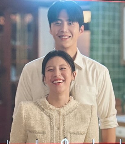 seonhojoy's tweet image. i need to know if im being delusional or is she leaning on his chest???? 😭😭😭😭🫣