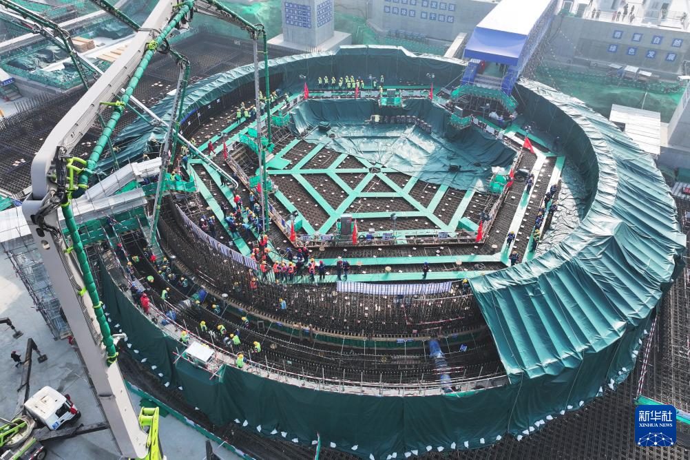 Concrete pouring for the nuclear island of Unit 1 at the Xuwei Nuclear Heating and Power Plant began on Friday in Lianyungang, east China's Jiangsu Province. As the first nuclear power unit to break ground in China in the opening year of the country's 15th Five-Year Plan, the