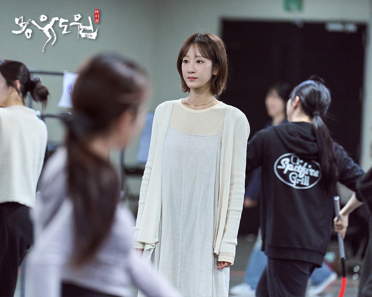 [#몽유도원]
𝐌𝐔𝐒𝐈𝐂𝐀𝐋 𝐀𝐑𝐀𝐍𝐆

배우들의 열정으로 뜨거웠던 연습실 현장 🔥
연습실 현장 사진 공개!

아랑ㅣ유리아

뮤지컬 <몽유도원>
국립극장 해오름극장
2026.01.27~2026.02.22