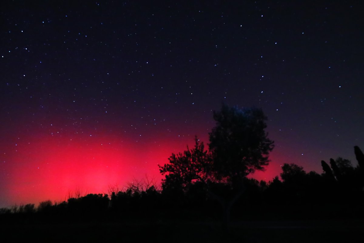 N1Hrvatska's tweet photo. Polarna svjetlost obasjala nebo, pogledajte spektakularne prizore diljem Hrvatske.😍✨

📸: @pixsell_photo .

#n1info #auroraborealis #n1croatia #croatia https://t.co/njB7aLTwi9