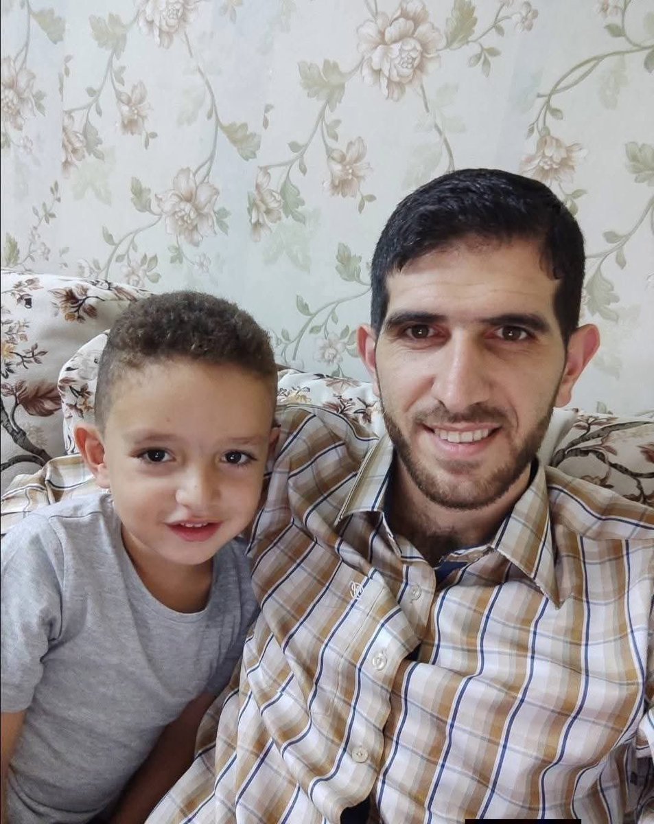 المُعلم والناشط عبد السلام منصور معتقل منذ نحو شهر لدى دائرة المخابرات الأردنية دون أي تهمة.
وعبد السلام عضو لجنة الحوار الوطني مع الملك سابقا، رئيس اتحاد طلبة الجامعة الأردنية سابقا، ومرشح مجلس نواب سابقا