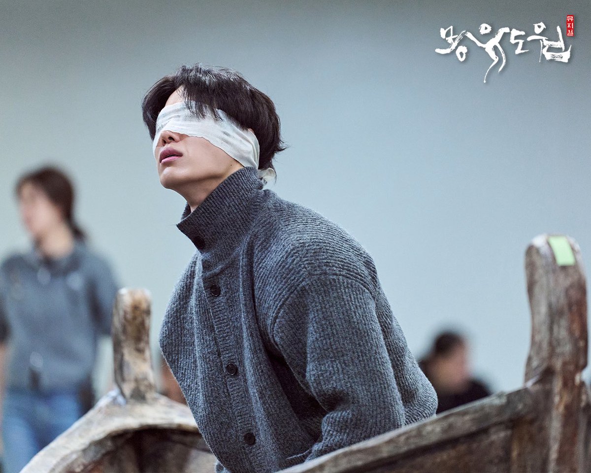 [#몽유도원]
𝐌𝐔𝐒𝐈𝐂𝐀𝐋 𝐀𝐑𝐀𝐍𝐆

배우들의 열정으로 뜨거웠던 연습실 현장 🔥
연습실 현장 사진 공개!

도미ㅣ김성식

뮤지컬 <몽유도원>
국립극장 해오름극장
2026.01.27~2026.02.22