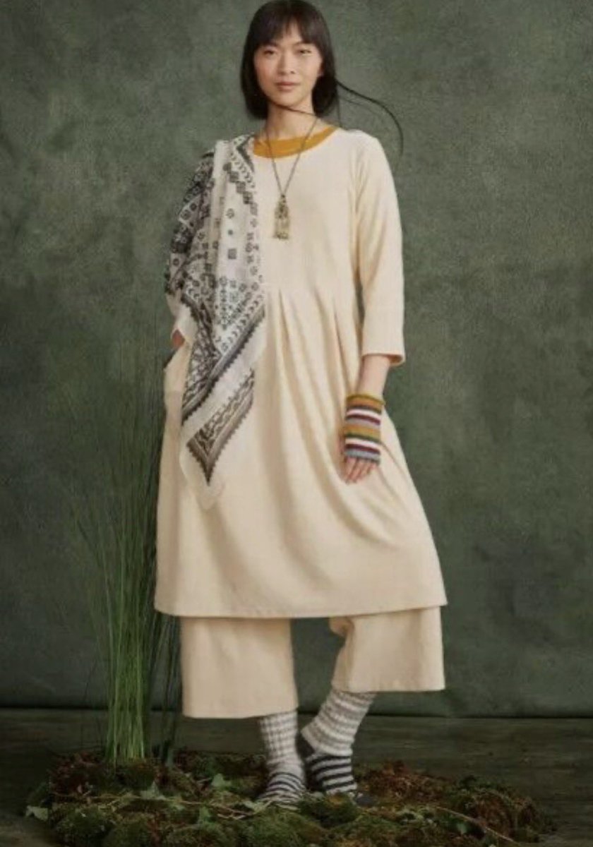 Vīrs vakar vakarā pētī, pētī mani un pirmo reizi pa simt gadiem izsaka komplimentu, ka man smuka kleita esot.. Man mugurā bija šī... 
Nabaga vīrs, kam 22 gadus jācieš mani manās krāsās un rakstos...