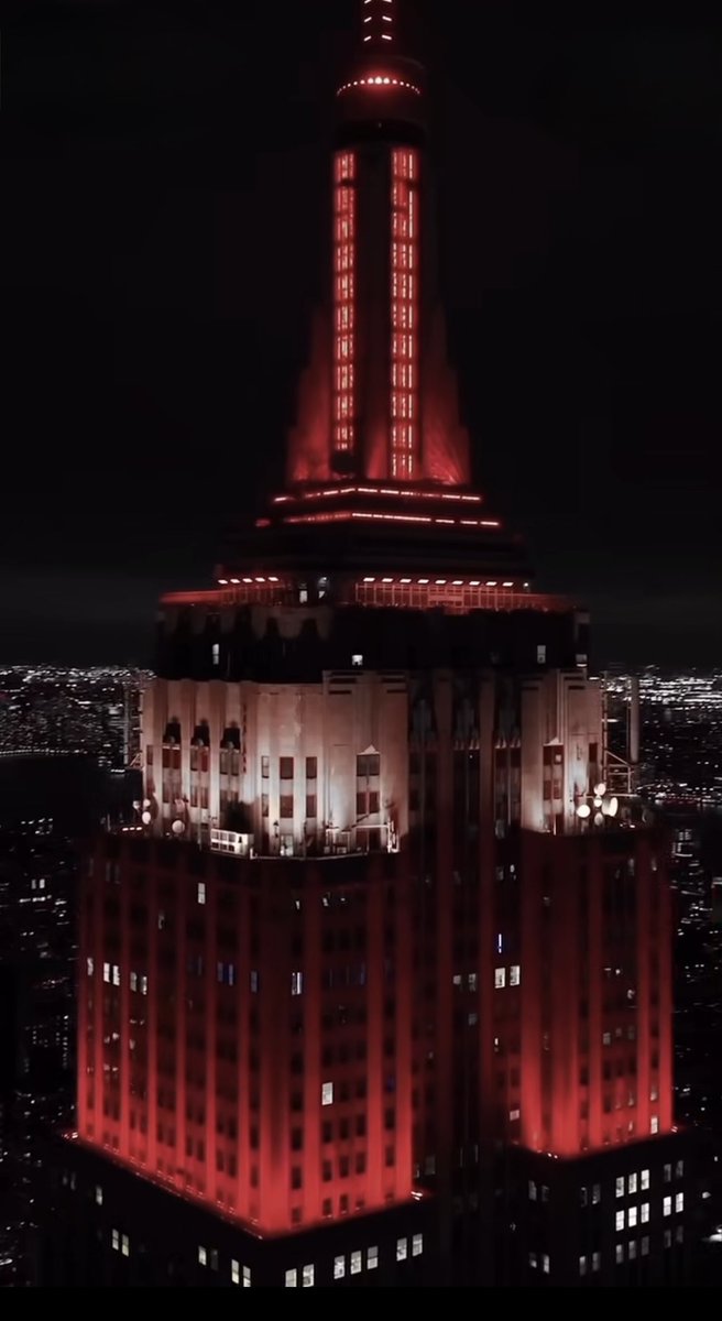 BrandonNews25's tweet photo. Pretty cool! The @EmpireStateBldg in New York City lit up cream and crimson tonight to celebrate Indiana winning the College Football Playoff National Championship! https://t.co/FChpkk0Upj