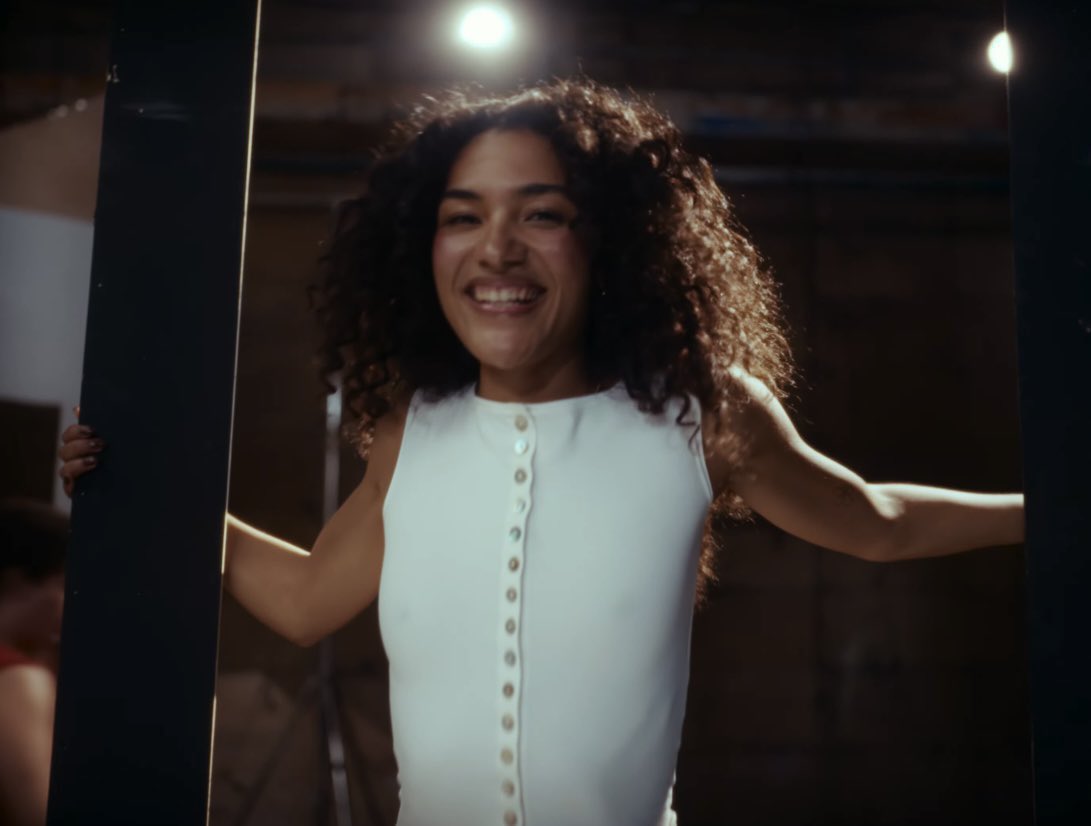 “Nice To Each Other” by Olivia Dean has reached 300 MILLION streams on Spotify.

It’s her fourth song to achieve this.