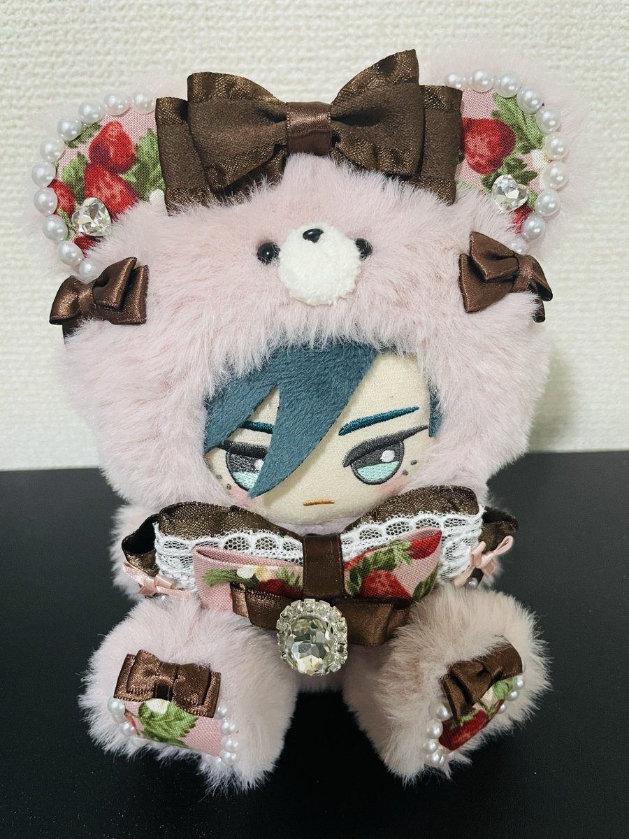 nyamumin's tweet photo. ピンクかわいい！！！！！ってなって買ったぬい服が届いた〜♡
クリスマスのときに買ったやつと並べたかったから買えてよかった〜
ほんとにかわいい♡
この方の作るぬい服が好み過ぎる…
耳とか足裏の柄もかわいいし、何より胸元のリボンがほんとに好き過ぎる…
全員並べるのほんとにかわいい https://t.co/WAJlYnrNv8
