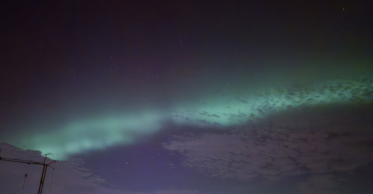 I looked up without expecting an answer.
I looked up and felt less alone.
It felt like the sky was checking in 🌌