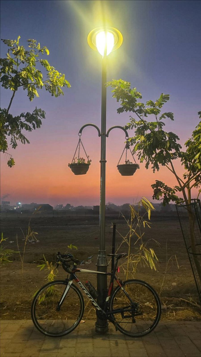 ankitkamdar45's tweet image. From Street Light Glow to Sunrise Flow.

@shrutiic29 @FitIndiaOff 
@MadhishParikh @HiteshGngr18 
@vanita_bariya @zeal1992 

#cycling #cyclist #sunrise #fitindia #MorningVibe #FitnessMotivation #trending #PositiveVibesOnly