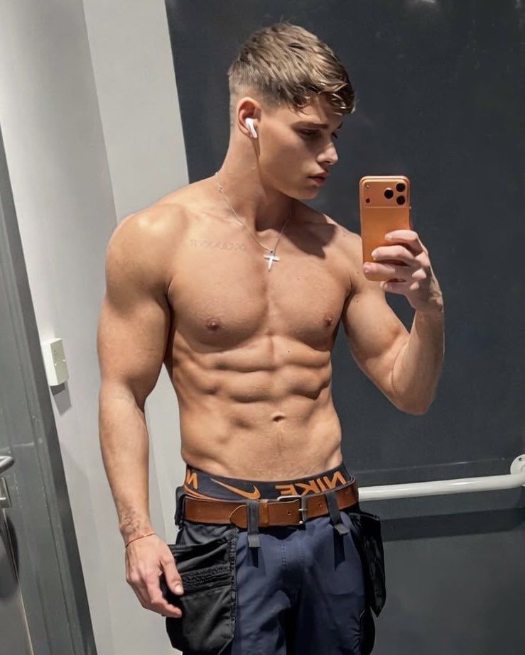 HotTradies's tweet image. Too green or ready to be corrupted?
#Tradie #Builder #Apprentice #Ripped #Twunk #Twink #Snickers #MirrorSelfie

IG apprentice_ollie