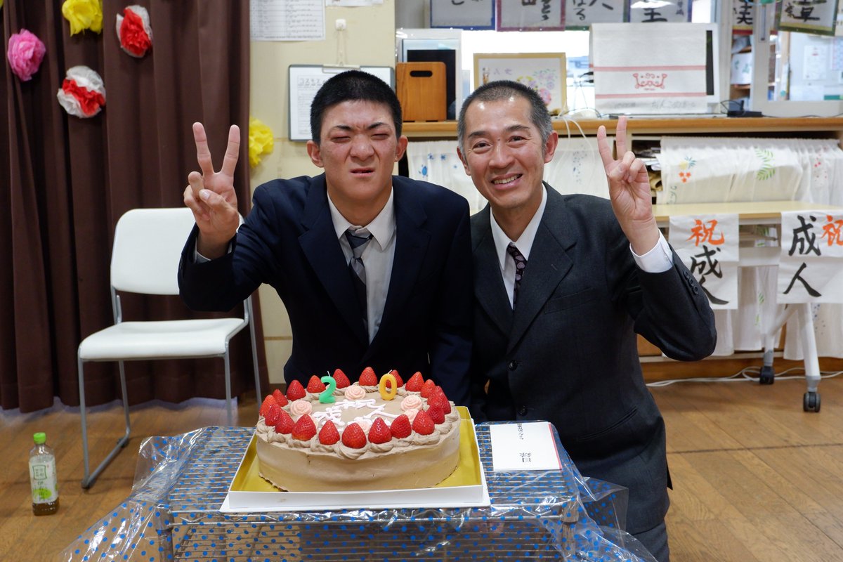 chonkome8jo's tweet photo. 新年あけましておめでとうございます🎍
本年もちょんこめ作業所を宜しくお願い致します。

先日16日(金)には利用者さんの成人お祝い会を行いました。出し物などもあり、とても楽しい会になりました。作業所からはスーツ一式をプレゼントさせて頂きました。
孔太郎さんご成人おめでとうございます🎊 https://t.co/hfr4xUzUrp