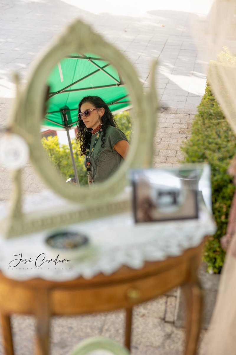 Cada pieza artesanal guarda el silencio, el pulso y la historia de quien la creó.

@josecorderophoto 
<a href="/pehyellow/">Jose Cordero</a>

#lebrija #streetphotography #fotografiadecalle #andalucia #artesania