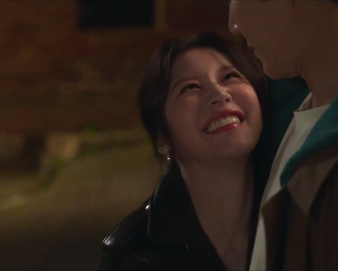 seonhojoy's tweet image. SEONHO WAS SMILING HERE 😭😭😭

hojin wasnt supposed to smile and he isnt as seen in the next frame... eottoke seonho couldnt help itttt and must have thought it wont show in the camera's angles 🫠🤭🙈https://t.co/gJ6tBgkpoZ