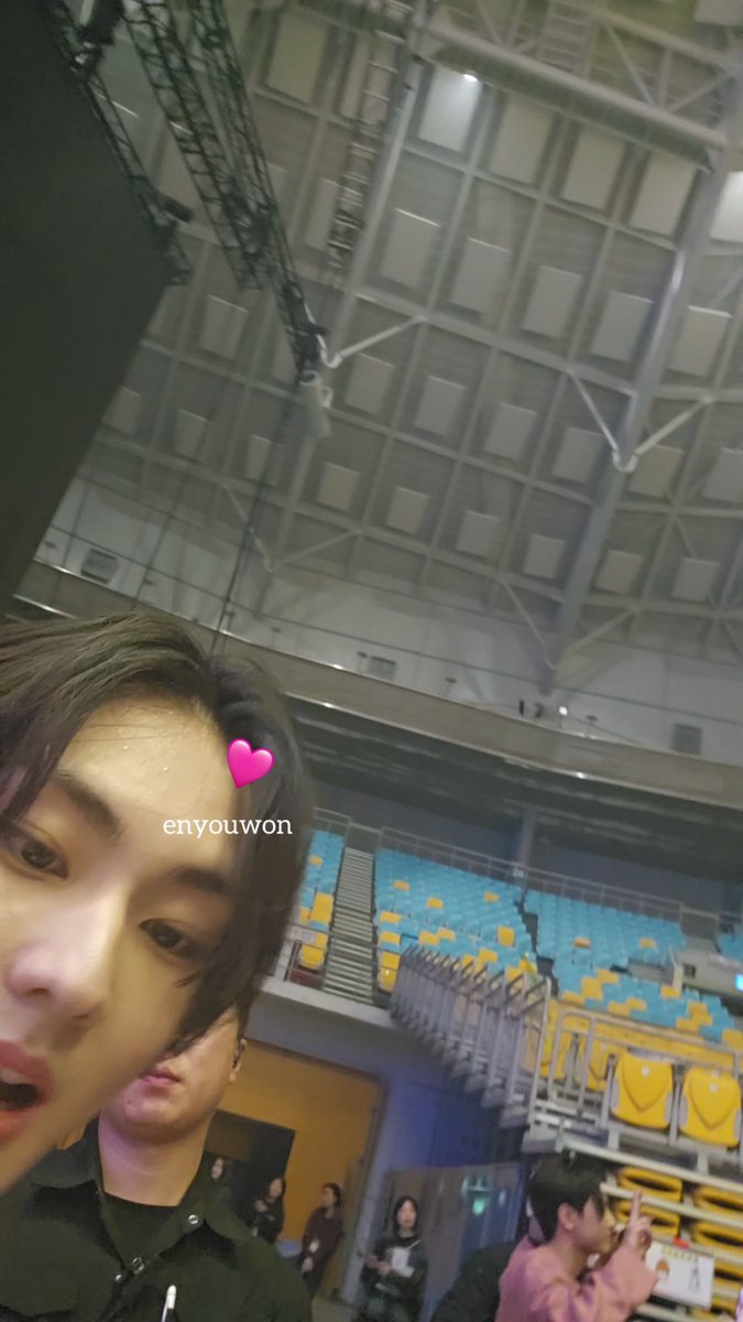 parfaitkaramel's tweet photo. #JUNGWON was startled to see OP’s phone case 😆

It's a knife🔪😆😆

©enyouwon https://t.co/38l4MJYpj4