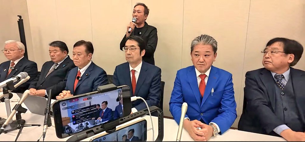 原口一博のゆうこく連合。記者会見には村上康文、吉野敏明、林千勝、石田和靖、原口、水島総、石濱哲信が並び、一昨年からの反ワクチン国民運動のメンツそのまま。もはや反ワク・陰謀論・排外主義者のオールスター感謝祭です。参政党を凌駕する「ネットDE真実」な方々が国政に入り込もうとしています