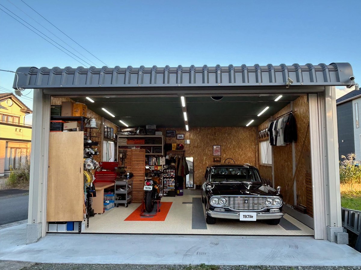 tec_tile's tweet photo. 2024/10/21  Garage03 様(追加購入3回目)

◆商品◆
フリーサイズ

◆カラー＆枚数◆
LIGHTGRAY 24枚
CREAM 147枚
NAORANGE 18枚

◆感想◆
CREAMを基調とした事で全体的に明るくなり満足しています。(中略)油系の汚れはブレーキクリーナーなどで簡単に拭き取れます。

#テックタイル #ガレージライフ https://t.co/1a2Ilwcuk8