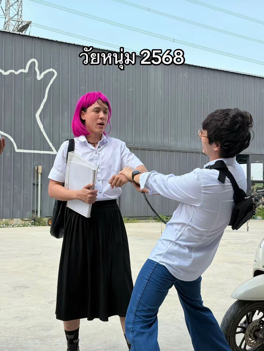 มาถูกทางมากในการใช้สิ่งนี้กระจายสาร คลิปดูง่าย ไม่ตึงจนย่อยยาก วิกชมพูช่วยดึงความสนใจได้ดี เพราะสีมันสะดุดตาชห 🤣
แล้วภาพจำเอมมีแต่บทหนักๆ ใครจะไปคิดว่าจะฉีกได้ขนาดนี้ คนดูอึ้งกับพี่พรกันหมด แต่ขณะเดียวกันก็ไม่ลืมว่ารณรงค์เรื่องอะไรอยู่ 👍🏻 #aelmsleep