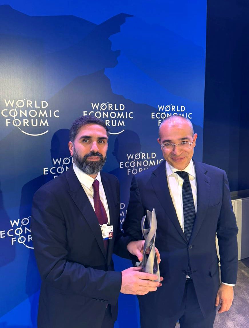 MikayilJabbarov's tweet photo. Prezident İlham Əliyevin (@azpresident) Davos İqtisadi Forumunda iştirakı çərçivəsində həmkarlarla birlikdə “SOCAR Karbamid” zavoduna Dünya İqtisadi Forumunun (@wef) “Rəqəmsal mayak” (Digital Lighthouse Award) mükafatının təqdim edilməsi mərasimində iştirak etdik.
“SOCAR Karbamid” Azərbaycanda fəaliyyət göstərən müəssisələr arasında bu təltifə layiq görülən ilk zavod, #SOCAR (@SOCARofficial) isə dünyada 3 “Digital Lighthouse Award” mükafatına sahib olan yeganə #enerji şirkətidir. 
Bu nailiyyət sistemli transformasiya, #innovasiya və rəqəmsallaşma istiqamətində səmərəli fəaliyyətin, #sənaye 4.0 texnologiyalarının iş prosesinə yüksək effektivliklə tətbiqinin nəticəsidir.
“SOCAR Karbamid”in bütün əməkdaşlarına təbriklərimizi çatdırır, töhfələri üçün təşəkkür edir və uğurlarının davamlı olmasını arzulayırıq.

#EconomyAz #Davos26