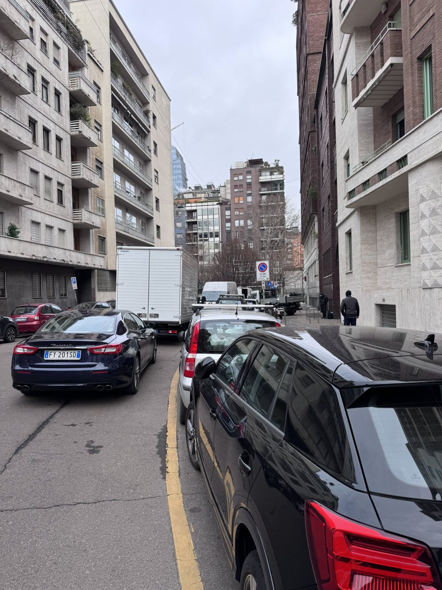 doomdecdan's tweet photo. @ComuneMI questa è via Marcora. Ogni giorno il regno della seconda fila. La strada è stretta ed nodo di altre 3 vie: è pericoloso per i pedoni, per le bici e per i conducenti. Con camion e macchine parcheggiate in curva non si vede niente. Anni senza che nessuno fosse intervenuto https://t.co/nh5jk0PgSD