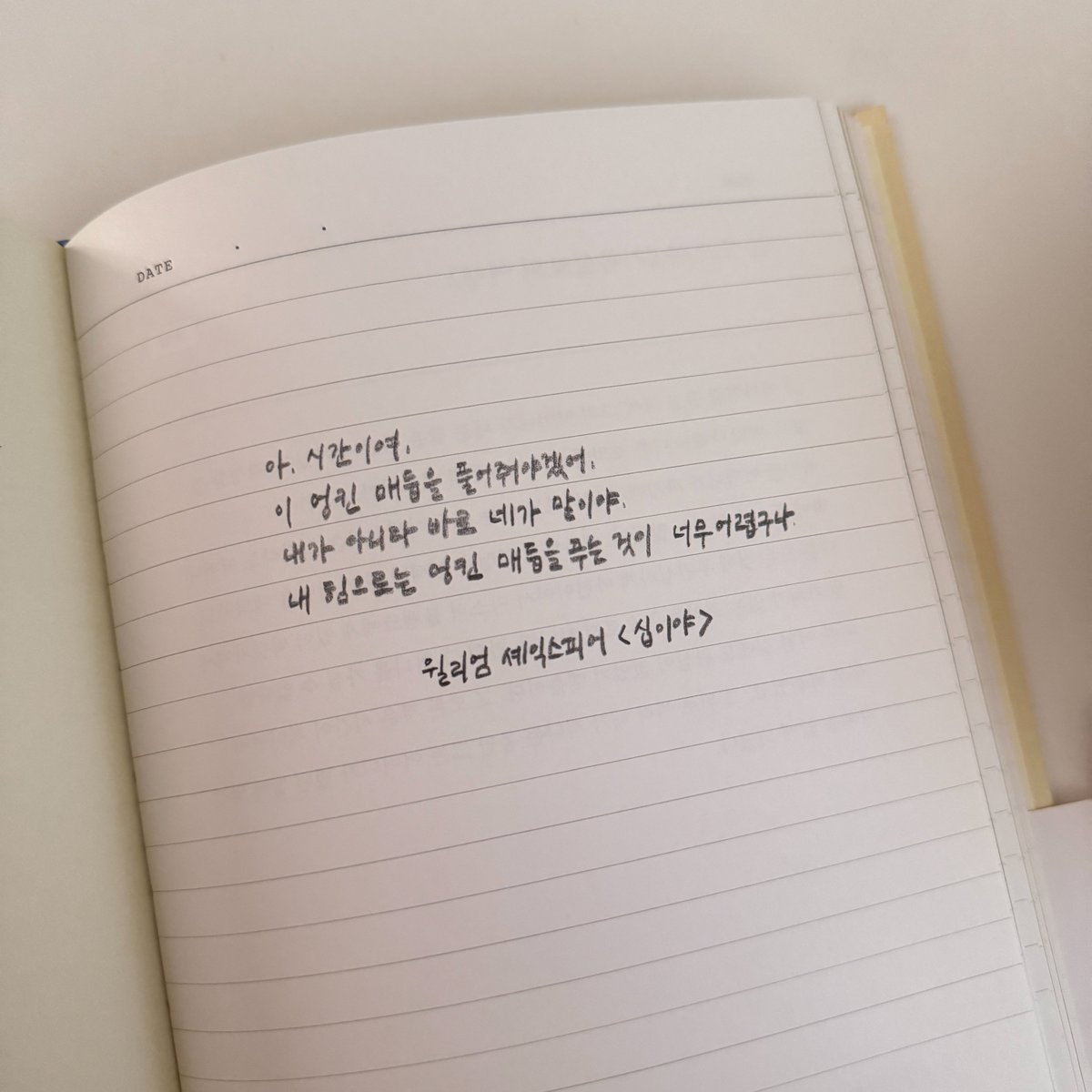 keepwriting_and's tweet image. #RT 이벤트 

이 트윗을 알티해 주신 분들 중 세 분을 추첨해 ‘하루 한 장 나의 표현력을 위한 필사 노트’ 보내드립니다.

💌 자신만의 표현력을 찾고 싶은 분들이면 좋겠습니다
💌 평소 필사에 관심이 많았던 분들은 이번 기회에 도전! 
💌 당발은 1월 25일