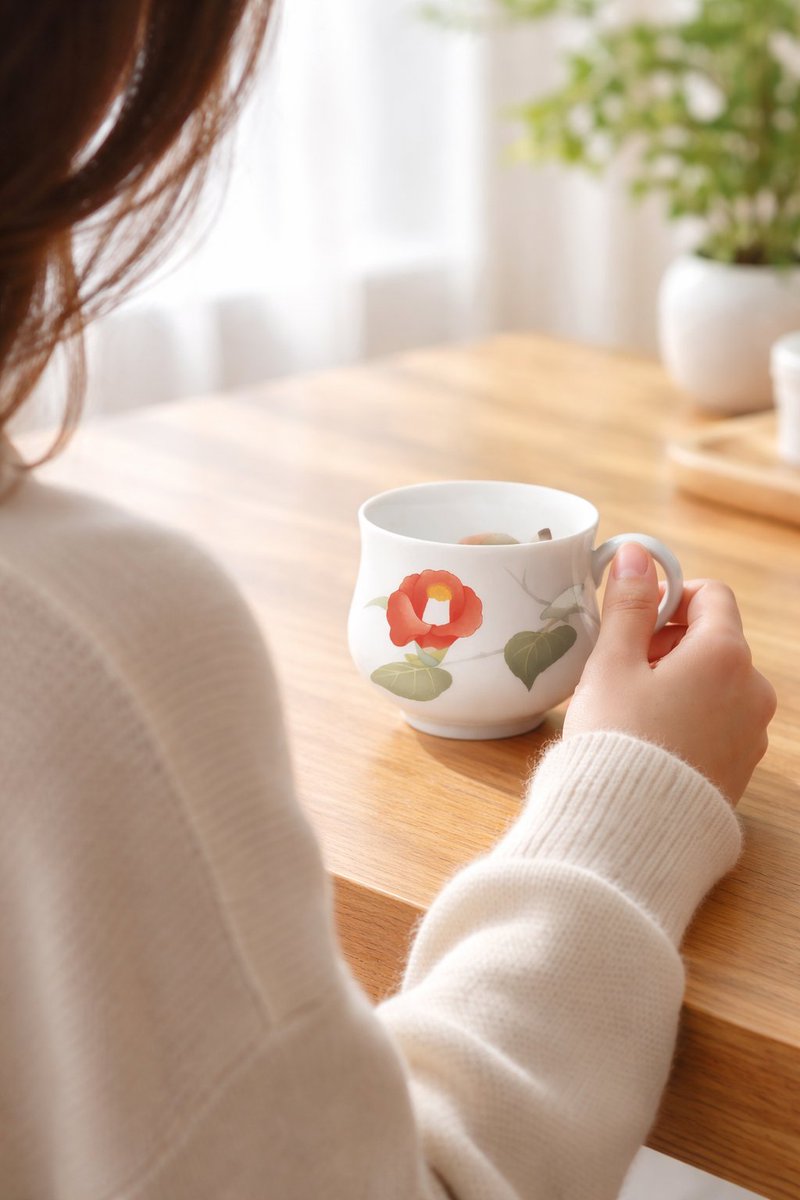 koransha_Co_Ltd's tweet image. 日々と椿・マグカップ

マグカップ前面には、凛と咲く椿の花
そしてカップの内側には、そっと描かれた椿のつぼみ

丸みのあるしっかりとした形状は、手になじみやすく
また、電子レンジ対応なので気負わず使えるのも嬉しいポイントです

詳細・ご購入はリプライのURLから👇

#マグカップ #器好き