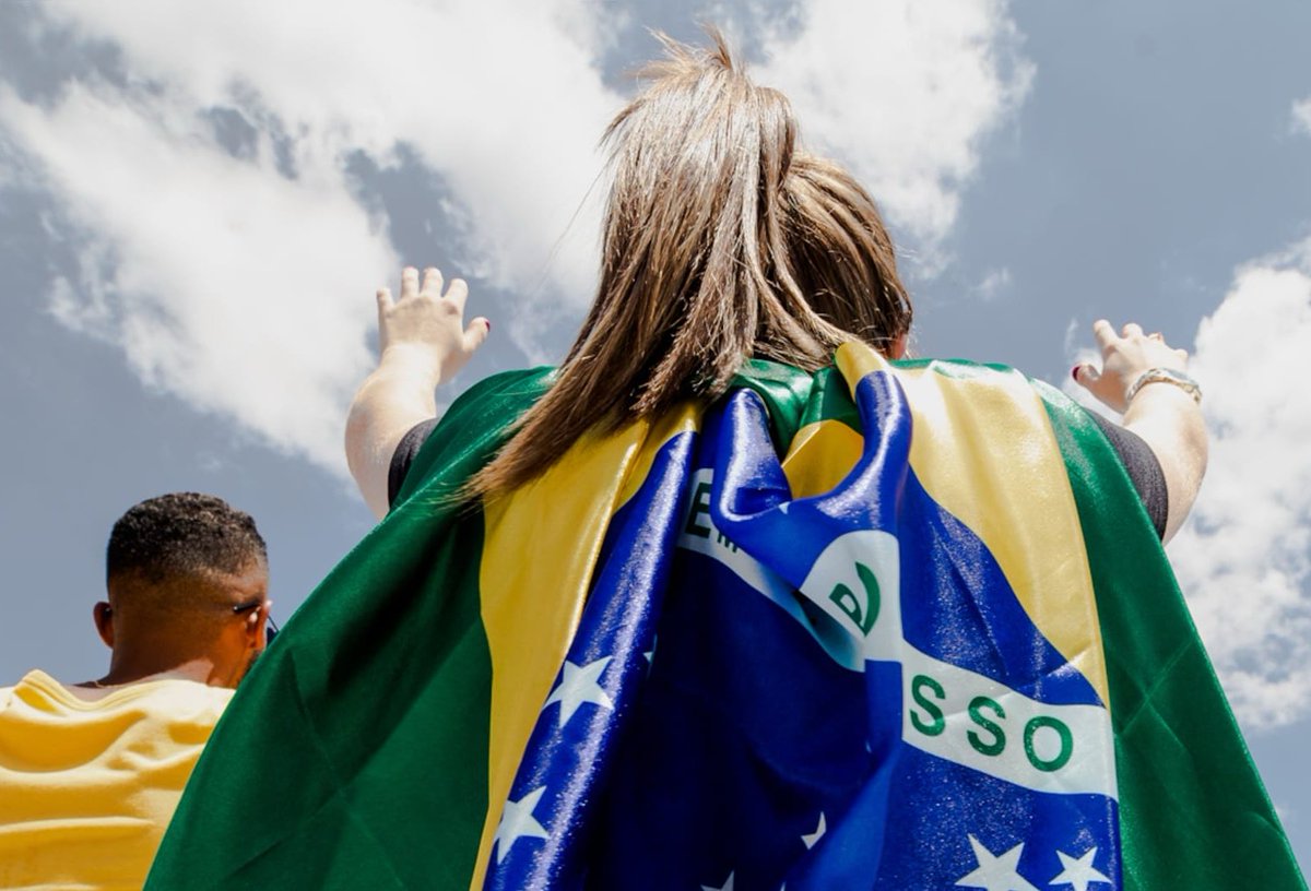MarianaNaime's tweet image. Daqui a pouco, me juntarei aos que caminham rumo a Brasília.
Não é apenas uma marcha.
É um ato de sobrevivência moral de uma nação cansada de engolir silêncio.

Caminhamos por liberdade e verdade,
porque há famílias sendo esmagadas longe das manchetes,
pagando o preço de um…