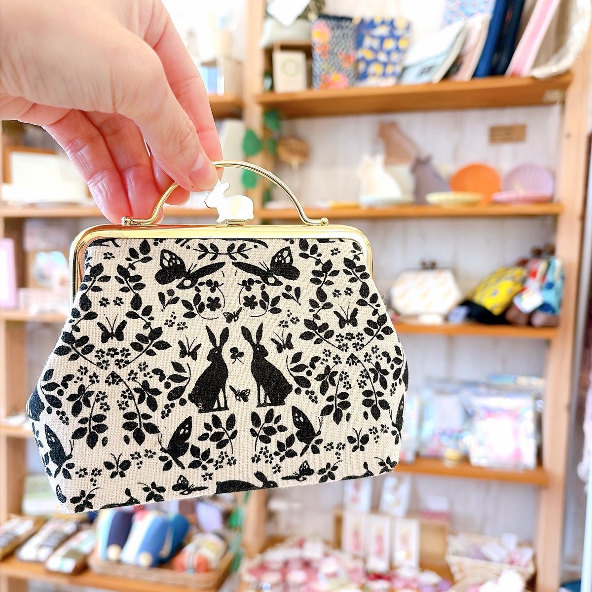 リップやパウダーなど
メイク直しにぴったりなメイクポーチ💕
プレゼントにもおすすめです😍