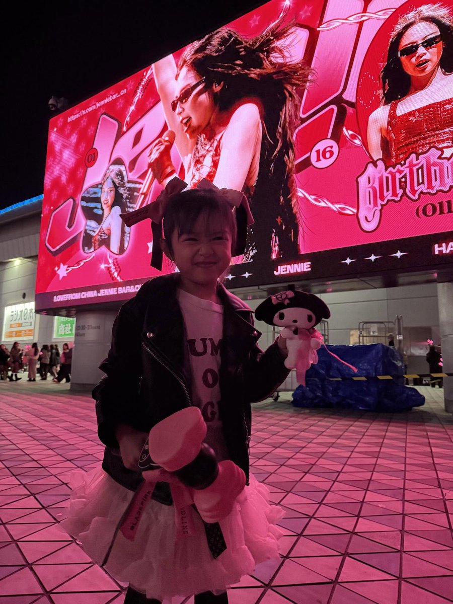 portalblackpink's tweet image. QUE FOFURA!!!! 🥺💖
O relato de uma fã sobre a interação com JENNIE durante show do #BLACKPINK tem repercutido entre os japoneses: 

"Quero deixar registrado esse lindo episódio em que a #JENNIE fez uma surpresa para a minha filha de 5 anos, foi o primeiro show da vida dela. Foi…