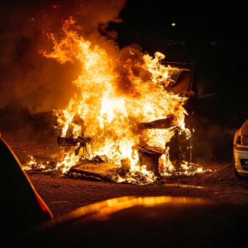 Geparkeerde auto verwoest door brand