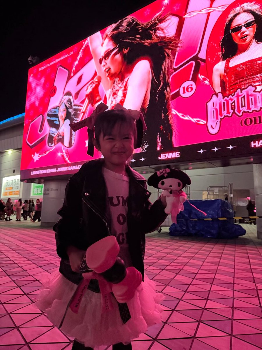 JennieDCGallery's tweet image. 260120 블랙핑크 월드투어 도쿄 3일차에서 전해진 모녀의 제니 미담

“제니가 딸에게 깜짝 선물을 해준 정말 멋진 이야기를 기록으로 남기고 싶어요.

블랙핑크 도쿄 마지막 날 5살 딸에게는 인생 첫 콘서트였습니다.

좌석은 블랙핑크 시트 맨 앞줄이었고, 첫 곡부터 멤버 전원이 딸을 알아봐 주어서…