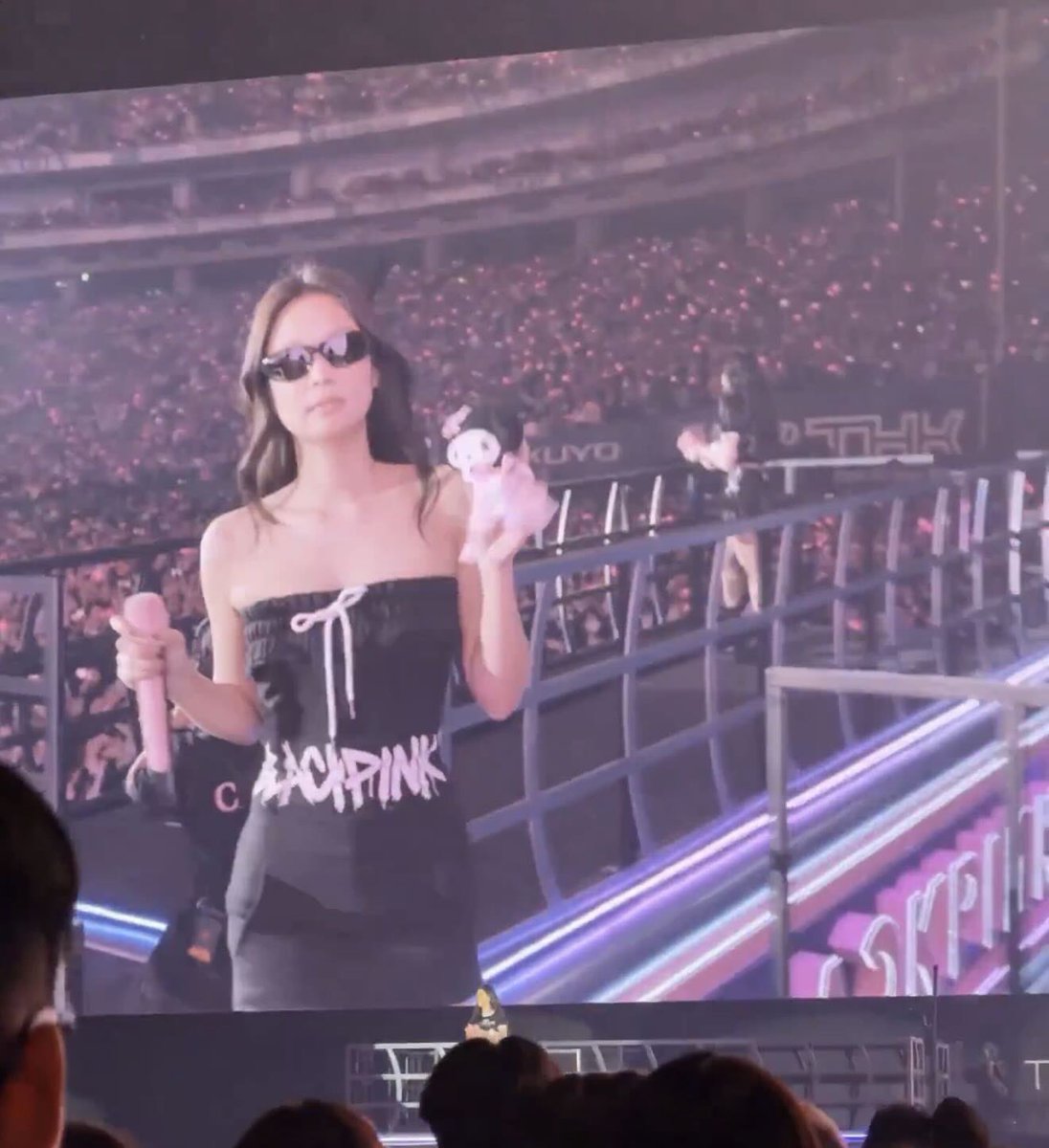 JennieDCGallery's tweet image. 260120 블랙핑크 월드투어 도쿄 3일차에서 전해진 모녀의 제니 미담

“제니가 딸에게 깜짝 선물을 해준 정말 멋진 이야기를 기록으로 남기고 싶어요.

블랙핑크 도쿄 마지막 날 5살 딸에게는 인생 첫 콘서트였습니다.

좌석은 블랙핑크 시트 맨 앞줄이었고, 첫 곡부터 멤버 전원이 딸을 알아봐 주어서…