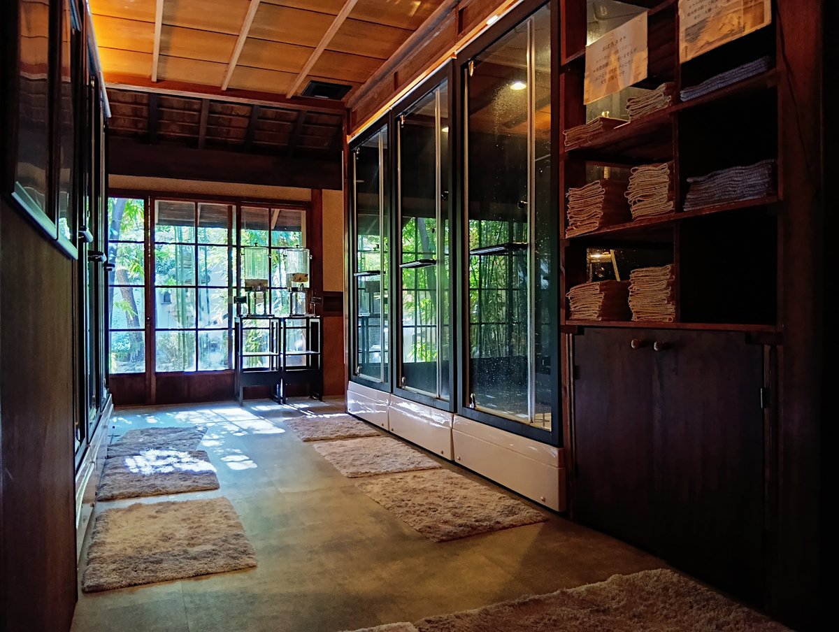 SaunaNaviSystem's tweet photo. 名古屋の「#KIWAMI_SAUNA」を訪問。古民家を改築したサウナ施設です。セルフロウリュできるサ室はコンディション抜群。玉の様な汗が噴き出ます。潜水可能な深い水風呂で身体を冷やしたらポンチョを着て中庭で外気浴。ドリンク飲んでソーセージ食べて、別棟で暖を取りながら昼寝。極上の体験でした。 https://t.co/6D3QDwfgsK