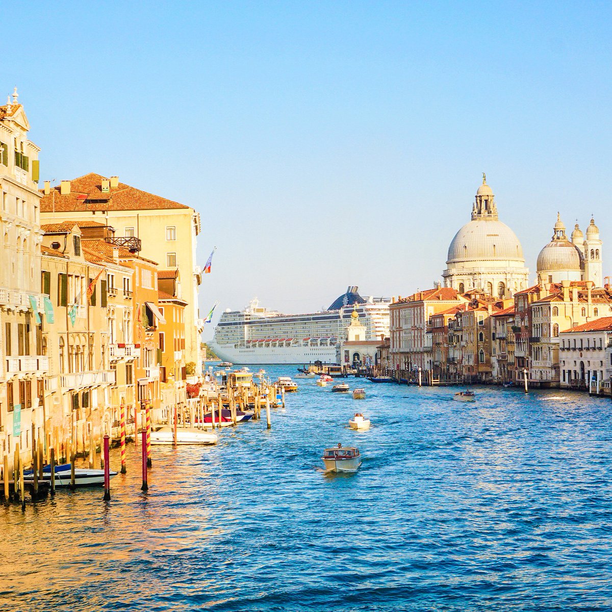 Trip's tweet image. ✈️ WHERE TO GO IN FEBRUARY ✈️

Grand festivals &amp;amp; carnivals:
Rio de Janeiro, Brazil
Venice, Italy
New Orleans, USA

Sunny islands &amp;amp; warm escapes:
Palawan, Philippines
Phu Quoc, Vietnam
Canary Islands, Spain

Unique winter experiences:
Hokkaido, Japan
Tromsø, Norway

Ancient…