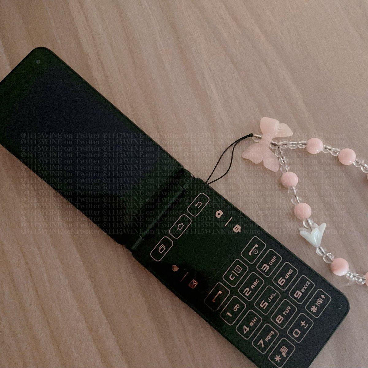 1115WINE's tweet photo. 𝐅𝐎𝐑 𝐒𝐀𝐋𝐄 𝐒𝐀𝐌𝐒𝐔𝐍𝐆 𝐅𝐎𝐋𝐃𝐄𝐑 2 𝐅𝐎𝐑 ₱3,899

🗒️ 𝐃𝐄𝐓𝐀𝐈𝐋𝐒: 
• working touch screen and keypad. 
• SIM + microSD supported.
• good as a backup phone. 
• operates on android 6.0 marshmallow.

# wts flip phone ph where to sell y2k bts korean enhypen bns lfb https://t.co/r9Y1Xh1pCb