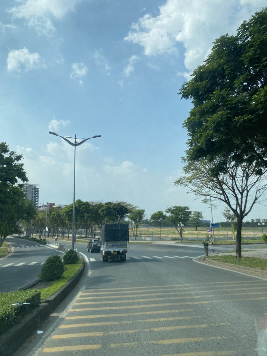 lành đại học hôm nay trông yên tĩnh thật 
tối nay ai xem đá bóng ko nhỉ 😁