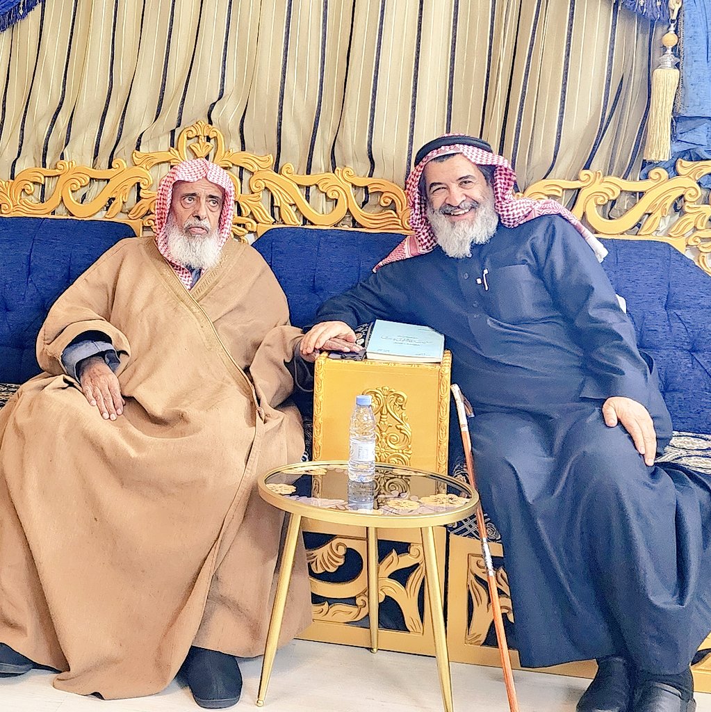 تشرفتُ مساء الثلاثاء ٣٠ رجب ١٤٤٧هـ بصحبة عددٍ من الزملاء في مدينة الرياض بزيارةٍ وديةٍ لمنزل فضيلة الشيخ الدكتور المؤرخ/ عمر بن غرامة العمروي لغرض السلام عليه والاطمئنان على صحته، وكان في استقبالنا أبناء الشيخ: سعيد وسلطان وحفيده عمر.